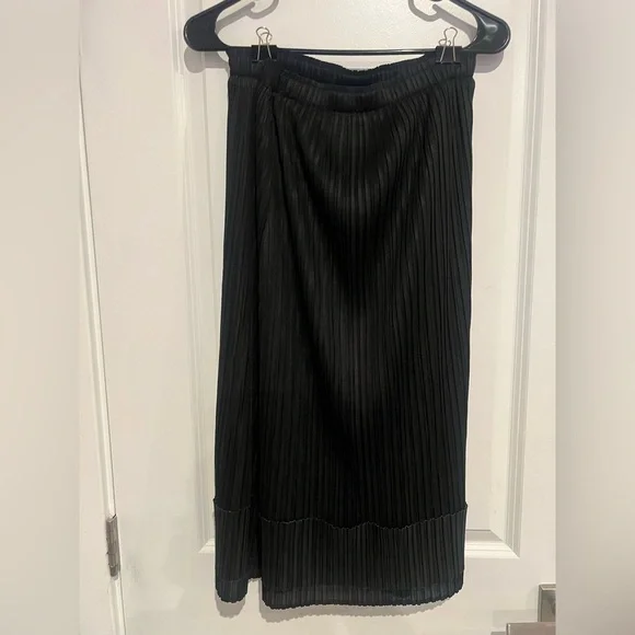 Elegant Black Pleated Skirt - Picture 4 of 4